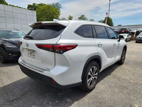 Used 2023 Toyota Highlander XLE FWD image 4