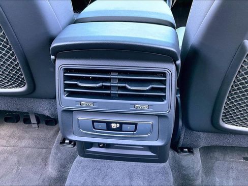 Used 2023 Audi Q8 Premium image 10