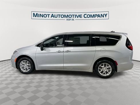 New 2026 Chrysler Pacifica Select image 5