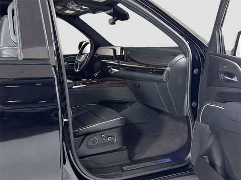 Used 2023 Cadillac Escalade Premium Luxury image 36