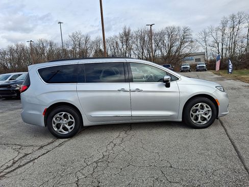 Used 2023 Chrysler Pacifica Limited image 9
