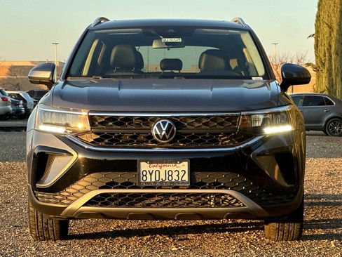 Certified 2022 Volkswagen Taos SE image 9