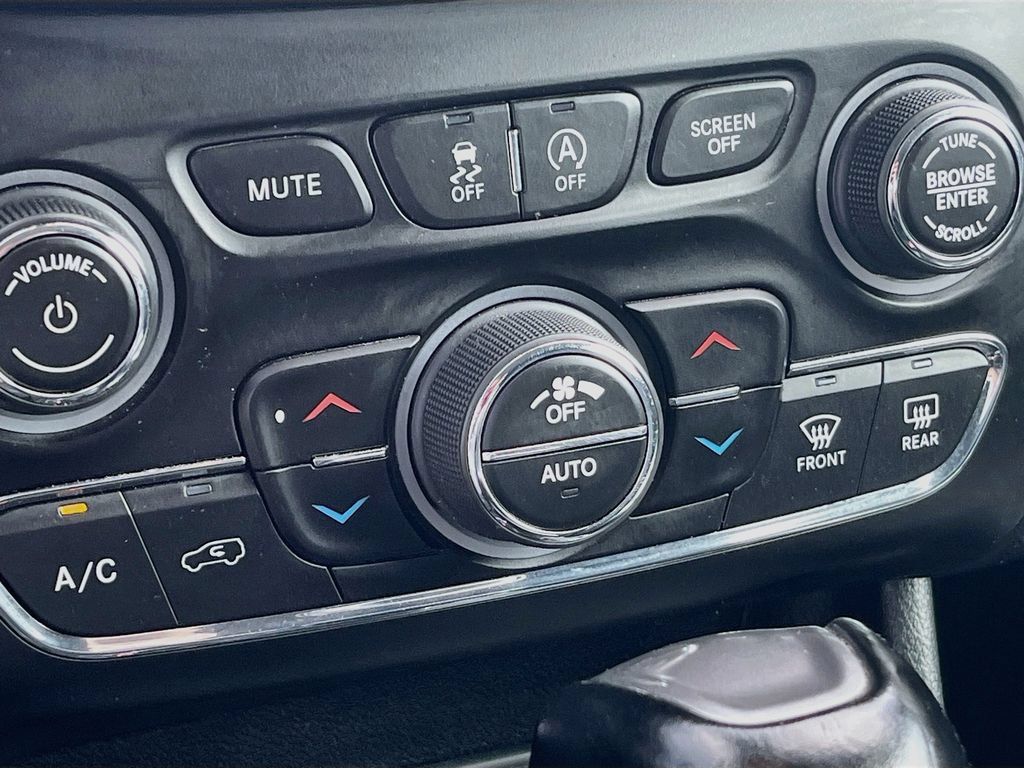 Used 2022 Jeep Cherokee Latitude Lux w/ Sun & Sound Group AWD/4WD image 15
