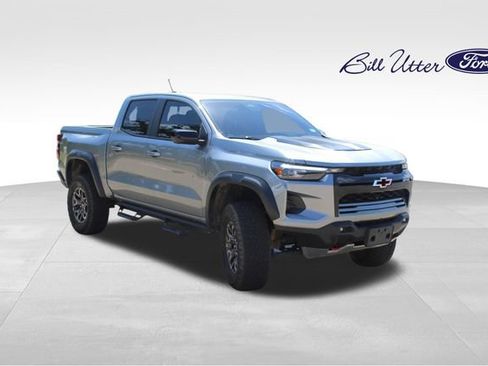 Used 2025 Chevrolet Colorado ZR2 w/ Technology Package AWD/4WD image 10