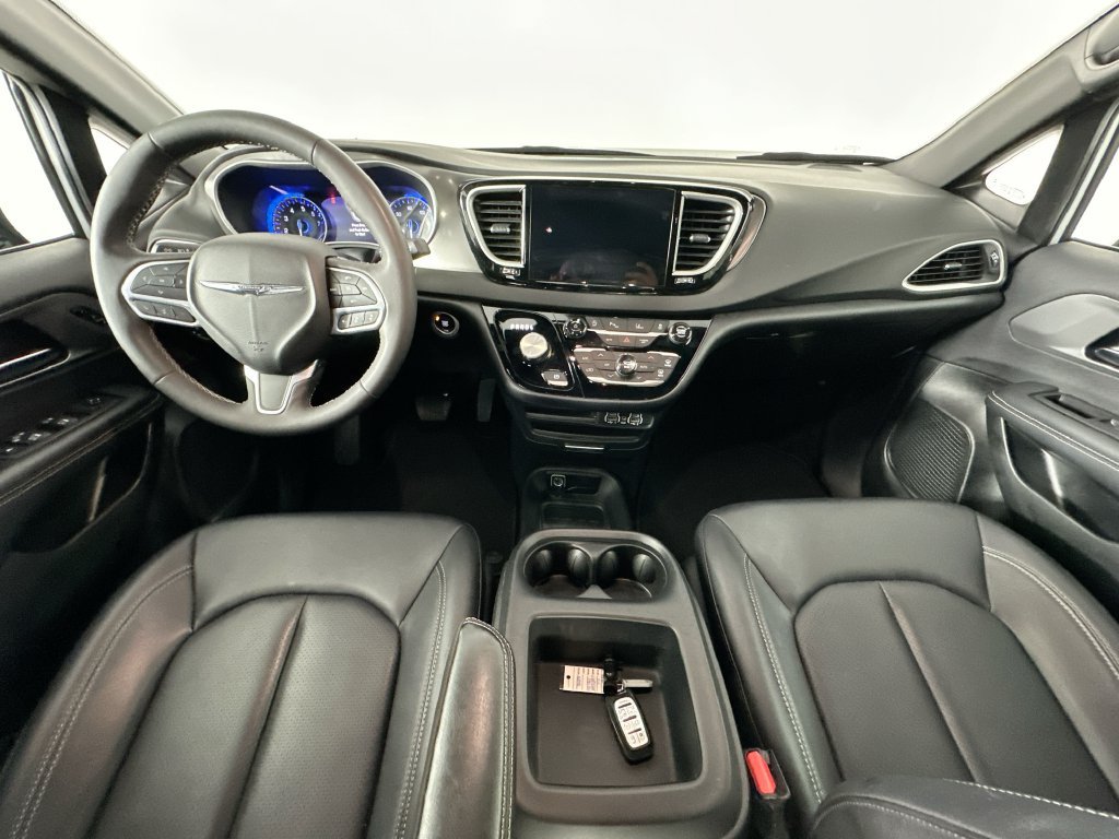 Used 2025 Chrysler Pacifica Select FWD image 10