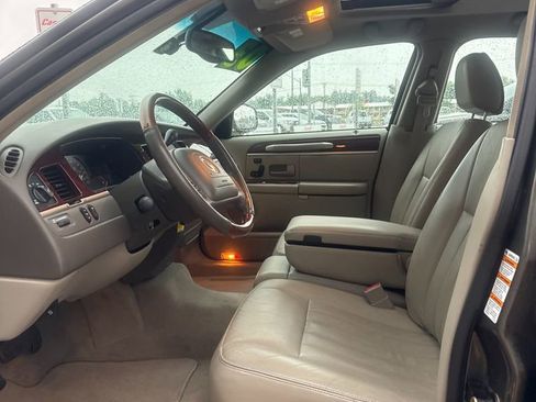 Used 2003 Lincoln Town Car Signature RWD image 2