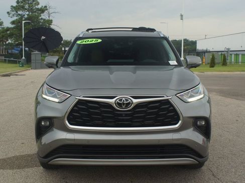 Used 2025 Toyota Highlander Limited AWD/4WD image 27