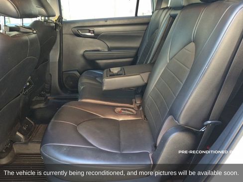 Used 2022 Toyota Highlander XLE FWD image 12