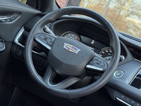 Used 2022 Cadillac XT4 Luxury w/ Cold Weather Package image 10