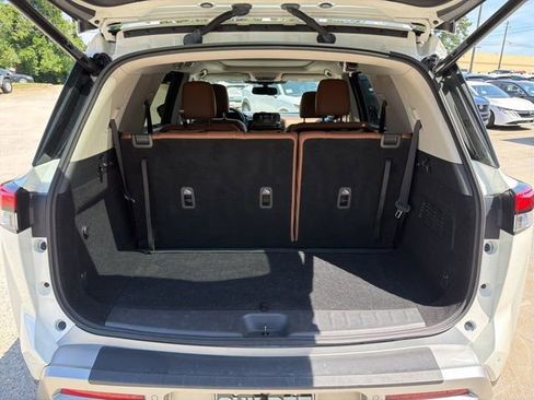 Used 2022 Nissan Pathfinder Platinum w/ Lighting Package (N92) FWD image 15