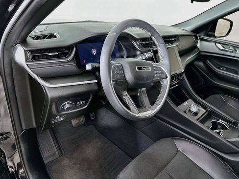 Used 2023 Jeep Grand Cherokee Altitude AWD/4WD image 12