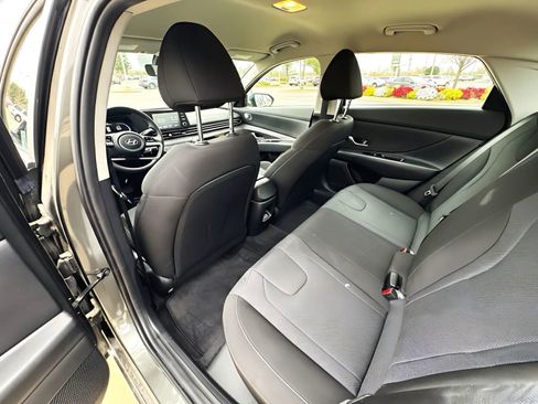 Used 2025 Hyundai Elantra SE image 12
