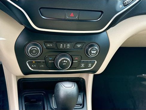Used 2019 Jeep Cherokee Latitude w/ Popular Appearance Group FWD image 15