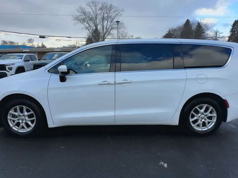 Used 2018 Chrysler Pacifica LX image 5