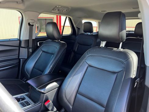 Used 2019 Ford Explorer XLT w/ Equipment Group 202A FWD image 22