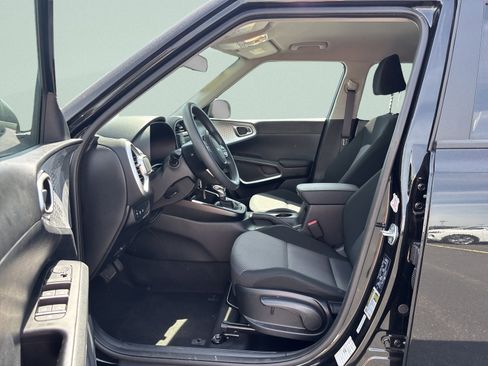 Used 2025 Kia Soul LX w/ LX Technology Package FWD image 10
