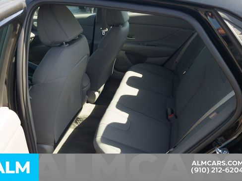 Used 2025 Hyundai Elantra SE image 18