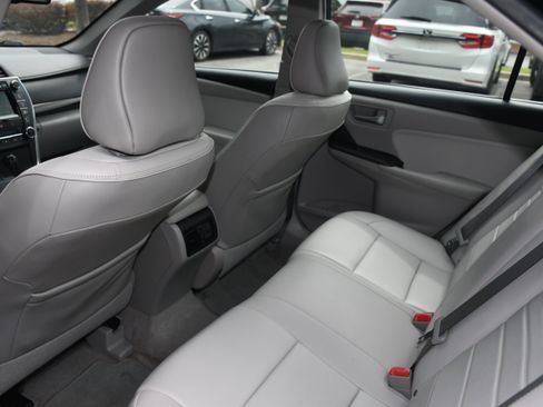 Used 2016 Toyota Camry XLE w/ Moonroof Package FWD image 16