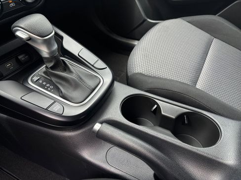 Used 2025 Kia Soul LX w/ LX Technology Package FWD image 39