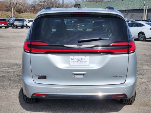 Used 2023 Chrysler Pacifica Limited image 6