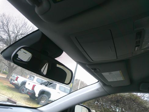 Used 2017 Toyota Highlander LE image 30