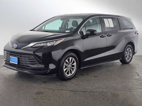 Used 2024 Toyota Sienna LE image 7