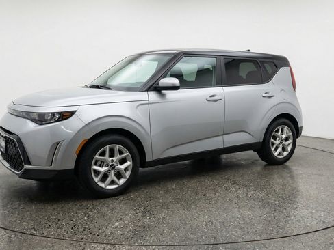 Used 2025 Kia Soul LX w/ LX Technology Package FWD image 3