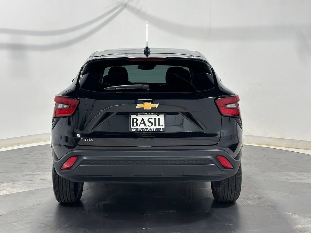 Used 2024 Chevrolet Trax LS w/ LS Convenience Package FWD image 12