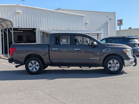 Used 2017 Nissan Titan SV image 4