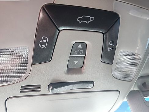 Used 2017 Toyota Sienna SE Premium FWD image 7
