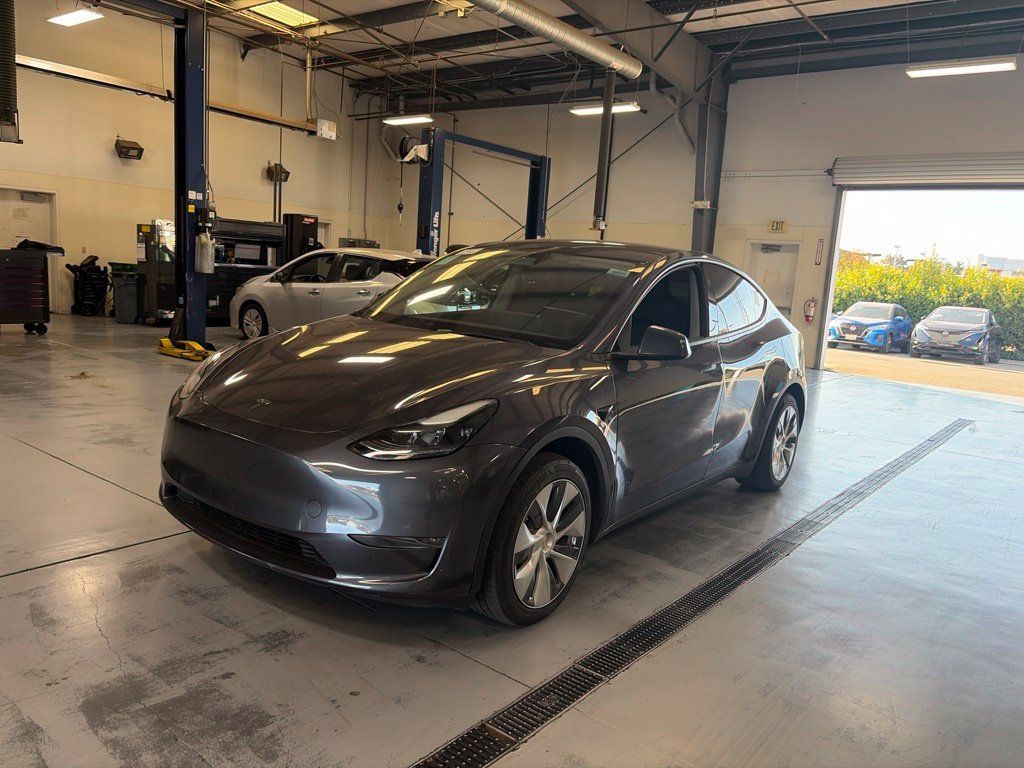 Used 2023 Tesla Model Y 2WD image 3