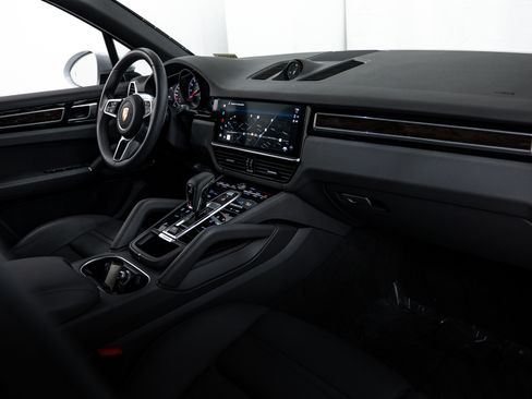Certified 2023 Porsche Cayenne Platinum Edition image 15