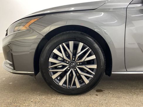 Used 2025 Nissan Altima 2.5 SV FWD image 11