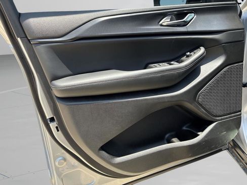 New 2025 Jeep Grand Cherokee Altitude RWD image 32