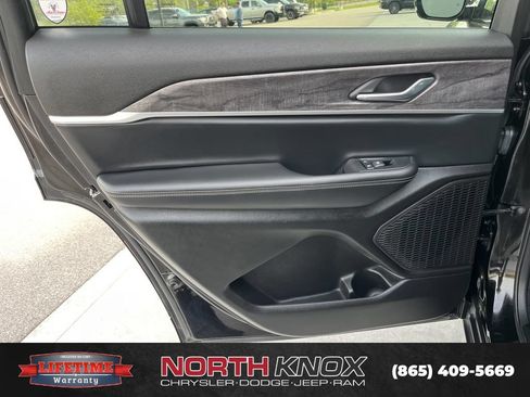 Used 2025 Jeep Grand Cherokee L Limited AWD/4WD image 18