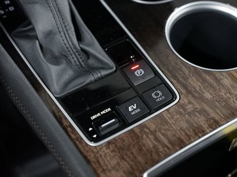 Certified 2025 Toyota Sienna Platinum FWD image 24