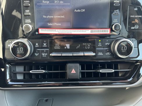 Used 2022 Toyota Highlander XLE AWD/4WD image 32