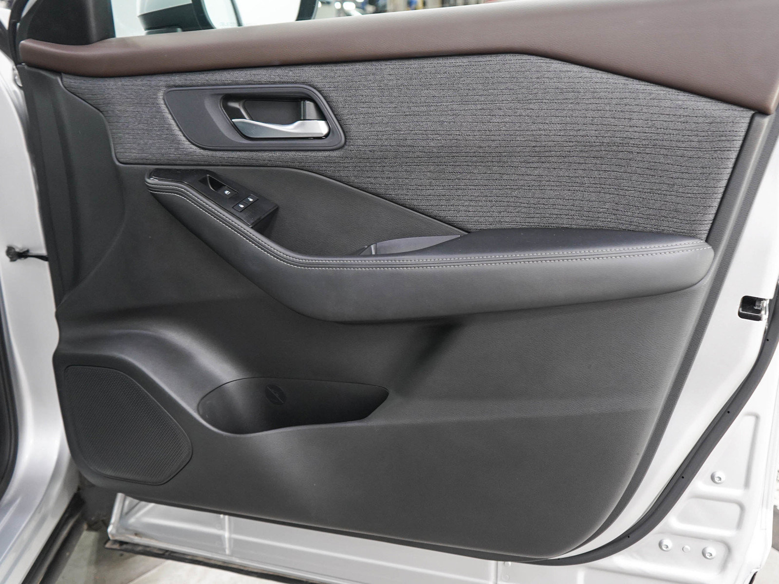 Used 2023 Nissan Rogue SV AWD/4WD image 9