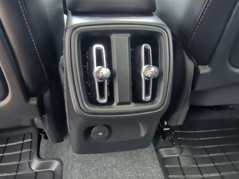 Used 2025 Volvo XC40 B5 Plus AWD/4WD image 36