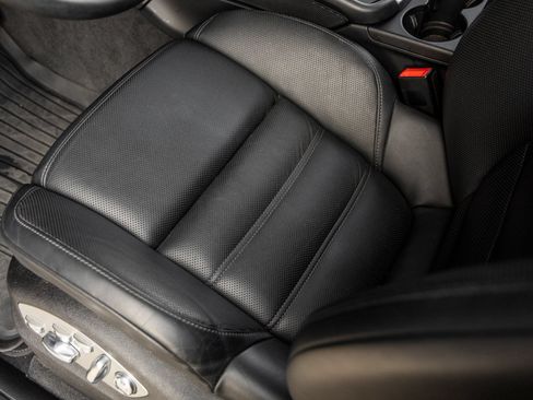 Certified 2025 Porsche Macan AWD/4WD image 23