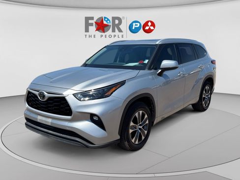 Used 2022 Toyota Highlander XLE FWD image 1