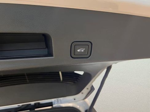 Used 2025 Chevrolet Traverse LT image 11