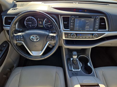 Used 2017 Toyota Highlander XLE FWD image 14