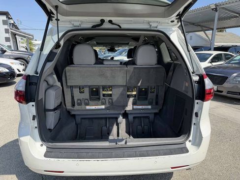 Used 2018 Toyota Sienna XLE w/ XLE Navigation Package FWD image 6