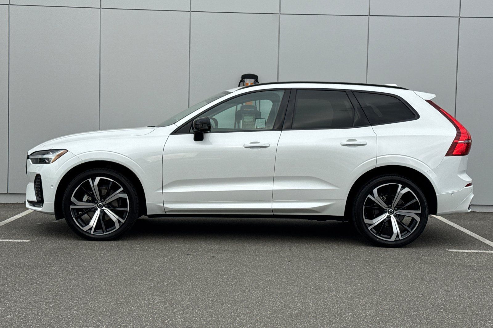 Used 2023 Volvo XC60 B5 Ultimate w/ Climate Package FWD image 2