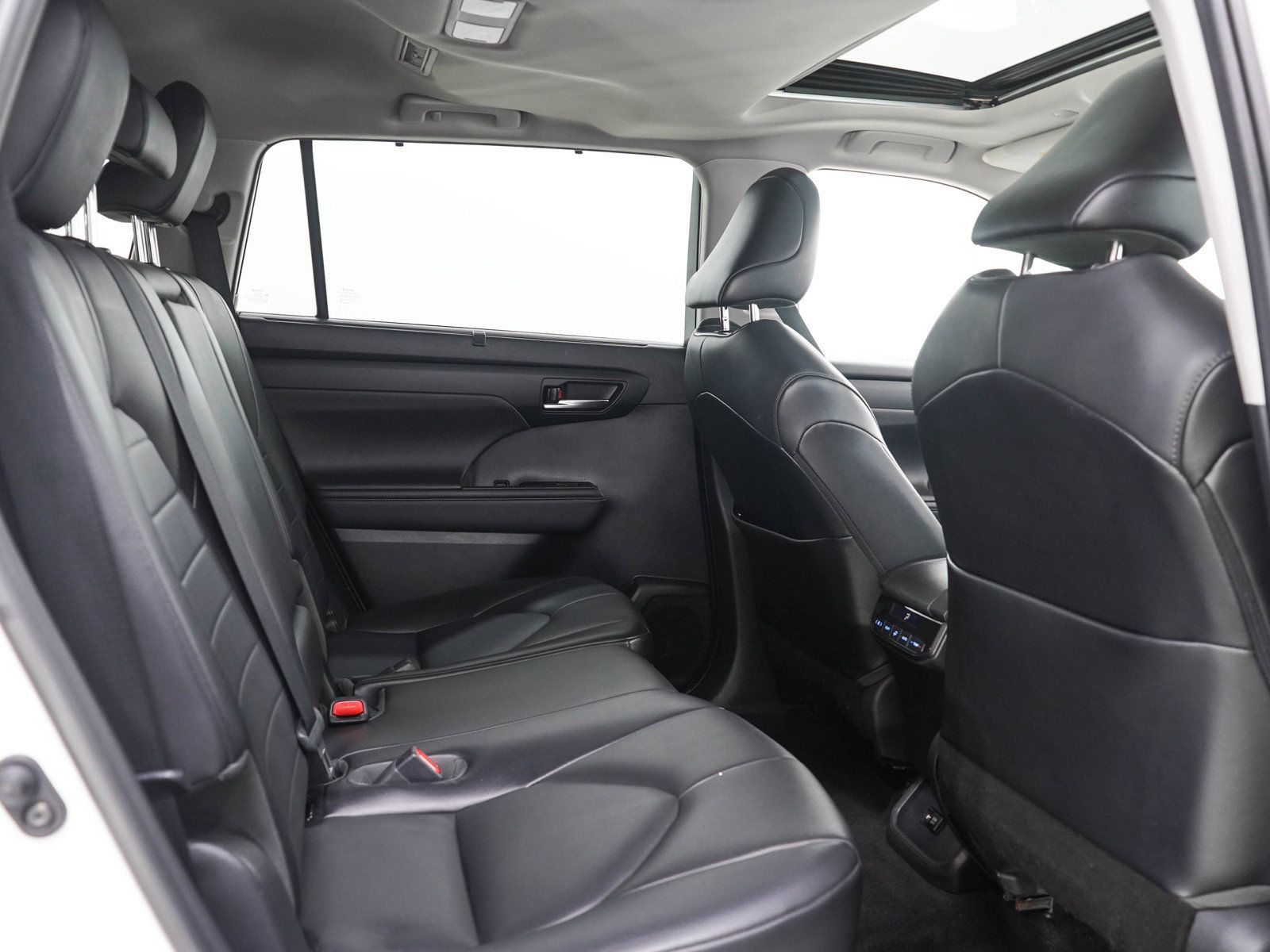Used 2021 Toyota Highlander XLE AWD/4WD image 14