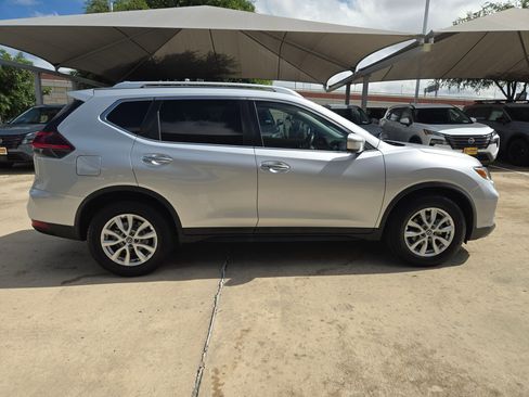 Used 2018 Nissan Rogue SV FWD image 2