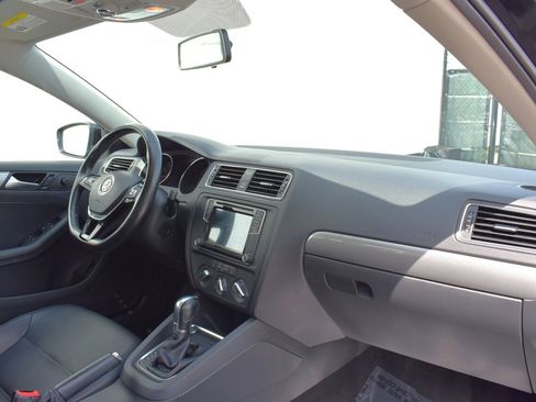 Used 2017 Volkswagen Jetta SE image 13