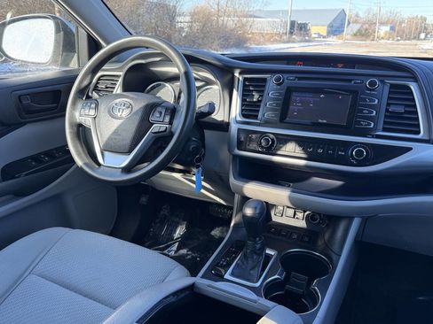 Used 2019 Toyota Highlander AWD V6 image 23