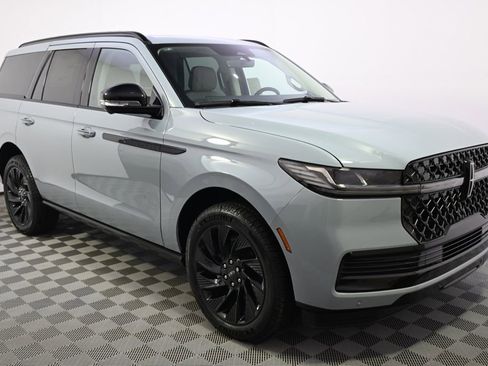 New 2026 Lincoln Navigator Reserve AWD/4WD image 8